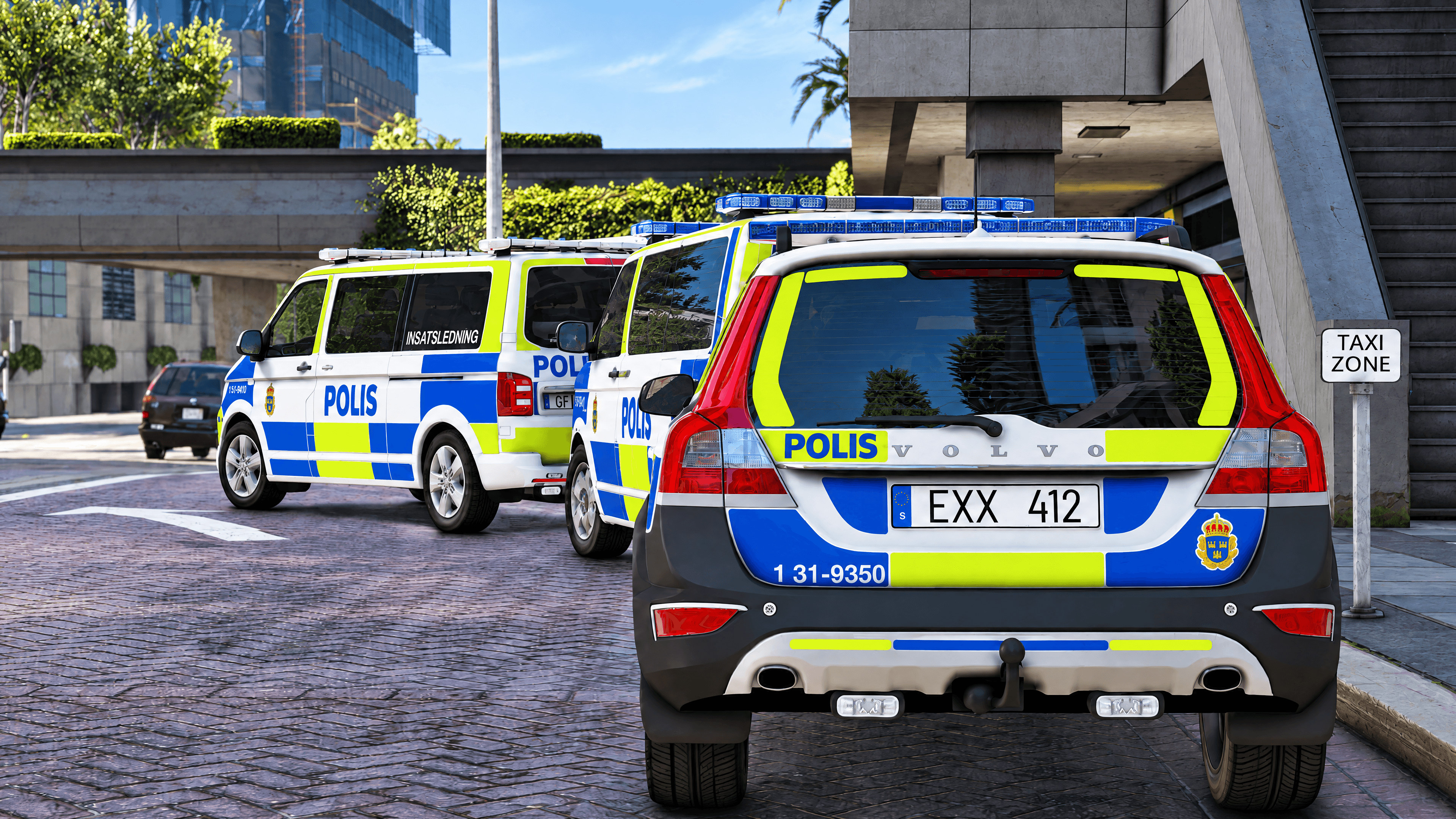 Polisbilar parkerade på en stadsgata.